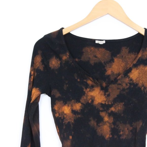 *Garage Notched Acid Washed Black Long Sleeve Cropped Top - Picture 4 of 6